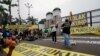 Seorang aktivis meneriakkan slogan-slogan saat memprotes peengesahkan KUHP, di luar gedung DPR di Jakarta, 5 Desember 2022. (Foto: REUTERS/Willy Kurniawan)