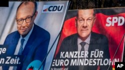 Në posterat zgjedhorë në Gjermani shfaqet Kancelari Olaf Scholz (djathtas) dhe kandidati kryesor i demokristianëve Friedrich Merz (majtas)
