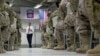 Menteri Pertahanan Ash Carter saat mengunjungi pasukan AS di bandara internasional Baghdad, Irak, 23 Juli 2015 (Foto: dok).