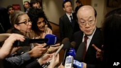 유엔 안보리가 새 대북 제배 결의안 초안을 발표한 지난 25일 류제이 유엔 주재 중국 대사가 기자단의 질문에 답하고 있다.