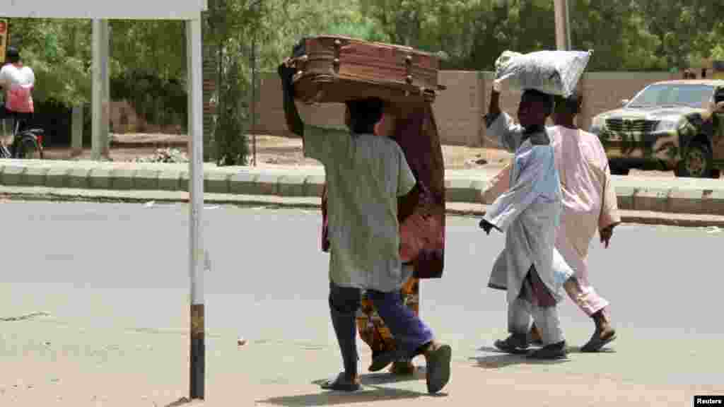 'Yan gudun hijira kusa da Maiduguri.