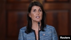 Dubes AS untuk PBB, Nikki Haley, berbicara kepada media bersama-sama dengan Menlu AS, Mike Pompeo (tidak tampak dalam gambar), mengumumkan pengunduran diri AS dari Dewan HAM PBB di Departemen Luar Negeri AS di Washington, D.C., AS, 19 Juni 2018 (foto: Reuters/Toya Sarno Jordan)