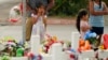 Sejumlah pelayat mengunjungi monumen peringatan di Sekolah Dasar Robb di Uvalde, Texas, yang dibuat untuk mengenang para korban penembakan, pada 6 Juni 2022. (Foto: AP/Eric Gay)
