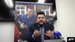 ARHIVA - Leonid Volkov, šef osoblja ruskog opozicionog lidera Alekseja Navalnog, govori u Evropskom parlamentu u Strasburu, 14. decembra 2021. 