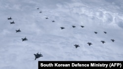 북한의 탄도미사일 발사에 대응해 7일 한국 F-35 전투기와 미군 F-16 전투기가 한반도 서해 상공에서 합동 비행을 했다.