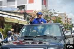 រូបឯកសារ៖ លោក ញឹក​ ប៊ុនឆៃ​ ប្រធាន​ប្រធាន​គណបក្សខ្មែរ​រួបរួមជាតិ​ បង្ហាញ​មុខឲ្យប្រជាពលរដ្ឋតាម​ដងផ្លូវ​ បានឃើញ​នៅ​ក្នុង​ក្បួន​ឃោសនា​ការបោះ​ឆ្នោត​ឃុំ​សង្កាត់​ នៅរាជធានី​ភ្នំពេញ ថ្ងៃទី​០៣ ខែមិថុនា ឆ្នាំ២០២២។ (ខាន់​ សុគុំមនោ/វីអូអេ)
