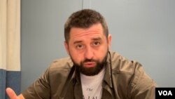 Russian oligarch Roman Abramovich plays an active role in talks between Ukraine and Russia concerning prisoner exchange, a Ukrainian official told VOA.
