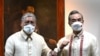 Menteri Luar Negeri Filipina Enrique Manalo dan Menteri Luar Negeri China Wang Yi di Departemen Luar Negeri sebelum pembicaraan bilateral, di Manila, Filipina, 6 Juli 2022. (Foto: Jam Sta Rosa/Pool via REUTERS)
​