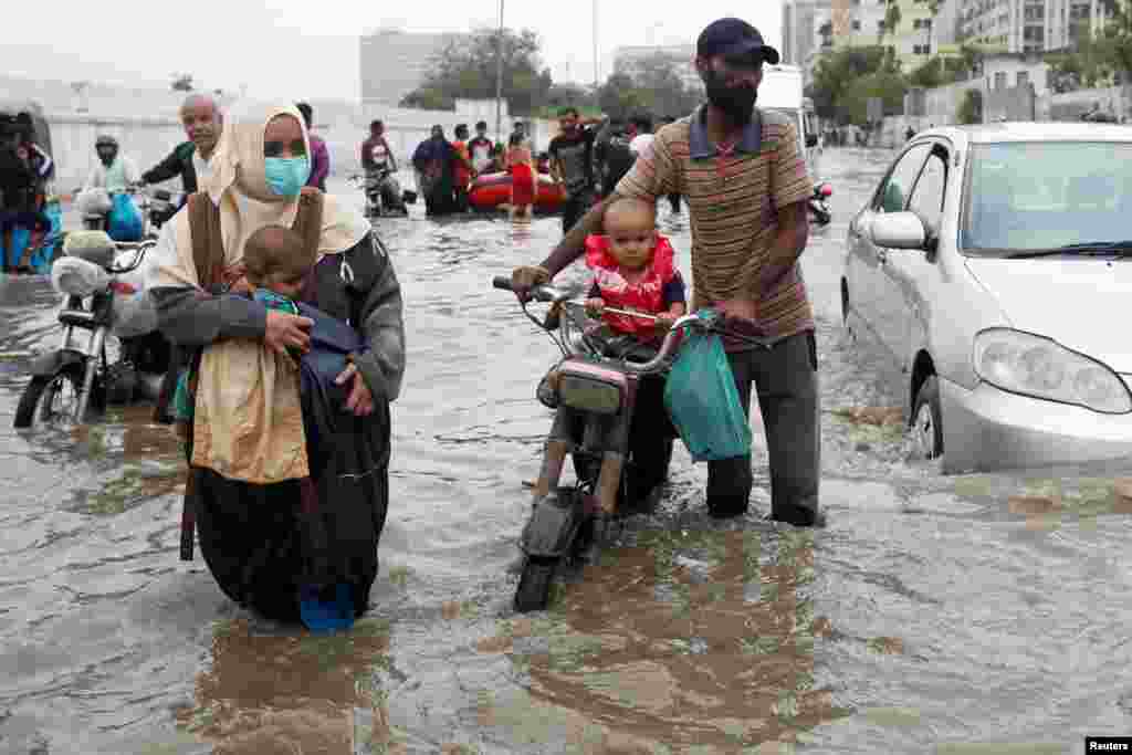 بارش کی وجہ سے مختلف حادثات میں کئی افراد کی ہلاکتیں بھی ہوئی ہیں۔ 