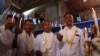 បេក្ខជនជាប់ឆ្នោតមេឃុំ និងក្រុមប្រឹក្សាជាប់ឆ្នោតរបស់គណបក្សភ្លើងទៀត ចូលរួមពិធីអបអរសាទរជ័យជម្នះរបស់ពួកគេ នៅក្នុងខេត្តកំពង់ធំ ថ្ងៃទី២៦ ខែមិថុនា ឆ្នាំ២០២២ ។ (ស៊ុន ណារិន/វីអូអេ)