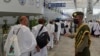 Petugas keamanan mengatur jemaah Haji saat mereka tiba di bandara Internasional King Abdulaziz di kota Jeddah, sebelum ibadah haji tahunan di kota suci Mekah, Arab Saudi (foto: dok). 