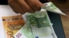 Seorang karyawan menghitung uang Euro di kantor penukaran uang di pusat Kairo, Mesir, 20 Maret 2019. (Foto: REUTERS/Mohamed Abd El Ghany)