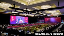 Para menteri dan anggota delegasi mendengarkan Menlu Retno Marsudi menyampaikan sambutannya pada sesi pembukaan Pertemuan Menlu G20 di Nusa Dua, Bali, 8 Juli 2022. (Foto: Dita Alangkara via Reuters)