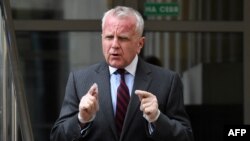 Duta Besar AS untuk Rusia John Sullivan berbicara dengan awak media di luar gedung pangadilang di Moskow, pada 15 Juni 2020. (Foto: AFP/Kirill Kudryavtsev)