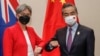 Menteri Luar Negeri Australia Penny Wong (kiri) bertemu dengan Menteri Luar Negeri China Wang Yi selama pertemuan bilateral mereka di sela-sela Pertemuan Menteri Luar Negeri G20 di Nusa Dua di pulau resor Indonesia Bali pada 8 Juli 2022. (Foto: AFP)