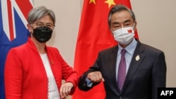Menteri Luar Negeri Australia Penny Wong (kiri) bertemu dengan Menteri Luar Negeri China Wang Yi selama pertemuan bilateral mereka di sela-sela Pertemuan Menteri Luar Negeri G20 di Nusa Dua di pulau resor Indonesia Bali pada 8 Juli 2022. (Foto: AFP)