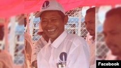 លោក ញឹម សារ៉ុម បេក្ខជនមេឃុំជាប់ឆ្នោត នៅឃុំចំណាលើ ស្រុកស្ទោង ខេត្តកំពង់ធំមកពីគណបក្សភ្លើងទៀន នៅក្នុងរូបថតផ្សាយតាមហ្វេសប៊ុករបស់គណបក្សភ្លើងទៀនកាលពីថ្ងៃទិ២១ ខែមិថុនា ឆ្នាំ២០២២។ (ហ្វេសប៊ុក/គណបក្សភ្លើងទៀន)