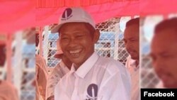 លោក ញឹម សារ៉ុម បេក្ខជនមេឃុំជាប់ឆ្នោត នៅឃុំចំណាលើ ស្រុកស្ទោង ខេត្តកំពង់ធំមកពីគណបក្សភ្លើងទៀន នៅក្នុងរូបថតផ្សាយតាមហ្វេសប៊ុករបស់គណបក្សភ្លើងទៀនកាលពីថ្ងៃទិ២១ ខែមិថុនា ឆ្នាំ២០២២។ (ហ្វេសប៊ុក/គណបក្សភ្លើងទៀន)