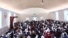 Ratusan jemaah duduk dan mendengarkan khotbah di Masjid IMAAM Center, Silver Spring, Maryland pada Sabtu, 9 Juli 2022.
(Foto: Desiyani)