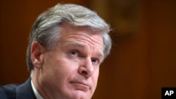 Direktur FBI Christopher Wray memberikan testimoni dalam sidang yang digelar oleh Senat AS mengenai penentuan budget untuk FBI pada tahun fiskal 2023. Sidang tersebut digelar di Washington, pada 25 Mei 2022. (Foto: Pool via AP/Bonnie Cash)