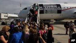 Ukrajinske izbeglice ukrcavaju se u avion za Kanadu, Varšava, 4. jula 2022.