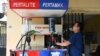 Seorang petugas pompa bensin di sebuah SPBU Jakarta, 29 Mei 2022. (Foto: ADEK BERRY / AFP)