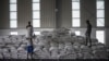 Para petugas mengangkut karung-karung gandum di gudang WFP di Semera, wilayah Afar, Ethiopia untuk didistribusikan ke wilayah yang rawan pangan termasuk Tigray yang dilanda konflik (foto: dok). 