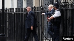 Britanski premijer Boris Džonson ispred rezidencije u Dauning stritu, u Londonu (Foto: Reuters/Peter Nicholls)