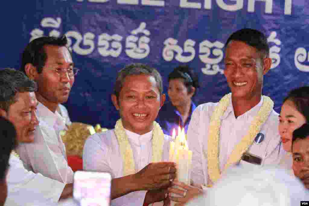 លោក ញឹម សារ៉ុម ដែលជាបេក្ខជនមេឃុំជាប់ឆ្នោតម្នាក់ ក្នុងចំណោម ៤ នាក់របស់គណបក្សភ្លើងទៀន នៅខេត្តកំពង់ធំ។ (ស៊ុន ណារិន/វីអូអេ)