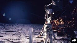 Astronot Edwin E. Aldrin Jr. berjalan di permukaan bumi pada 20 Juli 1969. (Foto: NASA)