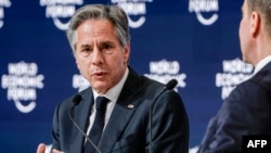Menteri Luar Negeri AS Antony Blinken (kiri) berbicara dalam panel Forum Ekonomi Dunia di Riyadh, Arab Saudi, pada 29 April 2024. (Foto: Evelyn Hockstein/Pool/AFP)