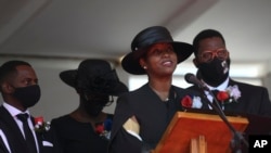 Mantan Ibu Negara Haiti, Martine Moise, berbicara dalam acara pemakaman suaminya yang terbunuh, mantan presiden Jovenel Moise, di Cap-Haitien, Haiti, pada 23 Juli 2021. (Foto:AP/Matias Delacroix)