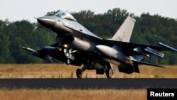 Решта з 24 винищувачів надійдуть до України вже в найближчі місяці, заявив міністр оборони Нідерландів. Фото для ілюстрації: Винищувач F-16 з Нідерландів