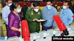 ပုလဲနဲ့တွင်းထွက်ကျောက်မျက်အရောင်းပွဲမှာတွေ့ရတဲ့ စစ်ကောင်စီခေါင်းဆောင် (ဧပြီ ၊ ၂၀၂၁)