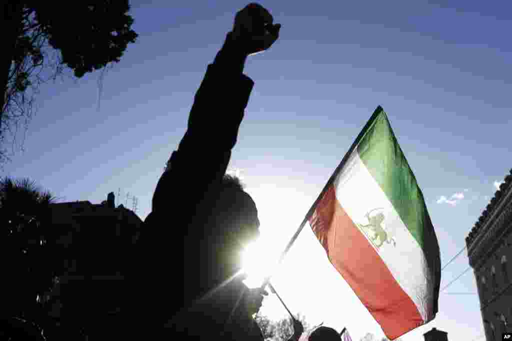 Ana ci gaba da yin zanga zanga a kofar ofishin jakadancin kasar Iran dake Roma, Janairu 02, 2018 