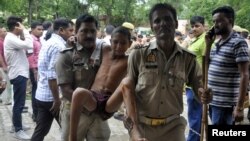Petugas membawa seorang anak laki-laki yang terluka akibat terinjak-injak, ke rumah sakit untuk mendapatkan perawatan di distrik Hathras, 2 Juli 2024.