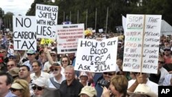 Demonstran Australia menentang pemberlakukan pajak karbon yang menurut mereka akan merugikan perekonomian (foto: dok).