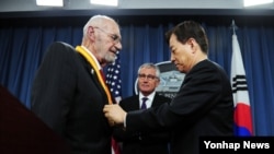 지난 2014년 윌리엄 웨버(왼쪽) 미 육군 퇴역 대령이 한민구(오른쪽) 당시 한국 국방장관(오른쪽)으로부터 '백선엽 한미동맹상'을 받고 있다. 가운데는 척 헤이글 당시 미 국방장관. (자료사진)