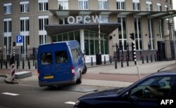 Arhiva - Inspektori Ujedinjenih nacija pristižu voziom u centralu Organizacije za zabranu hemijskog oružja (OPCW), u Hagu, Holandija, 31. avgusta 2013.