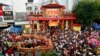 Warga menyaksikan tarian naga (dragon dance) pada festival "Cap Go Meh" yang menandai berakhirnya perayaan Tahun Baru Imlek di Malioboro, Yogyakarta, 7 Februari 2009. (Foto: dok/ilustrasi). 