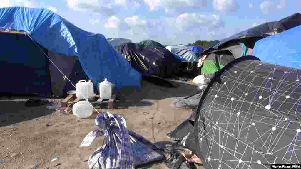 Des tentes dans la "jungle". Ce camp est situé aux abords de Calais dans le nord de la France, 13 octobre 2015 (Nicolas Pinault/VOA).