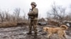 Seorang tentara Ukraina berjalan di garis perbatasan di Donetsk, Ukraina, yang memisahkan wilayah negara tersebut dengan wilayah yang dikuasai kelompok separatis pro-Rusia, pada 10 Januari 2022. (Foto: AP/Andriy Dubchak)