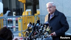 Bivši senator Robert Menendez obraća se novinairma po izlasku iz federalnog suda u Njujorku 29. januara 2025. (Foto: Reuters/Brendan McDermid)