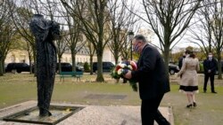 Američki državni sekretar Majk Pompeo polaže venac na spomenik žrtava terorizma u Parizu, 16. novembra 2020.