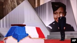 Francuski predsednik Emanuel Makron odaje poštu američko-francuskoj umetnici Džozefin Bejker u pariskom Panteonu, 30. novembra 2021. 