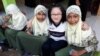 Seorang siswi SD Kristen Petra Jombang duduk diapit dua siswi MI Islamiyah Prosogenuk, Perak Jombang (foto: courtesy). 