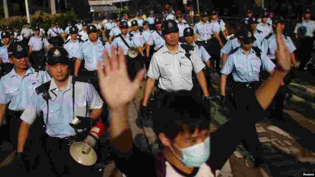 Dalibai da 'yan sandan kwantar da tarzoma suna cigaba da fito na fito a Hong Kong yayin da zanga zangar da daliban suka fara na yaduwa, Satumba 29, 2014.