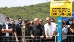 ARHIVA - Izraelski premijer Benjamin Netanjahu u poseti Maunt Meronu u severnom Izraelu gde se dogodio smrtonosni stampedo za vreme jednog verskog praznika, 30. aprila 2021.