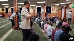 ARHIVA - Jusuf Abdule, direktor Islamske asocijacije Severne Amrike, moli se u islamskom centru u Mineapolisu 12. maja 2022. (Foto: AP/Jessie Wardarski)
