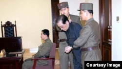 북한은 지난 2013년 12월 특별군사재판을 열고 장성택을 사형에 처했다고 발표했다. 당시 북한 노동당 기관지 '노동신문'에 실린 사진. (자료사진)